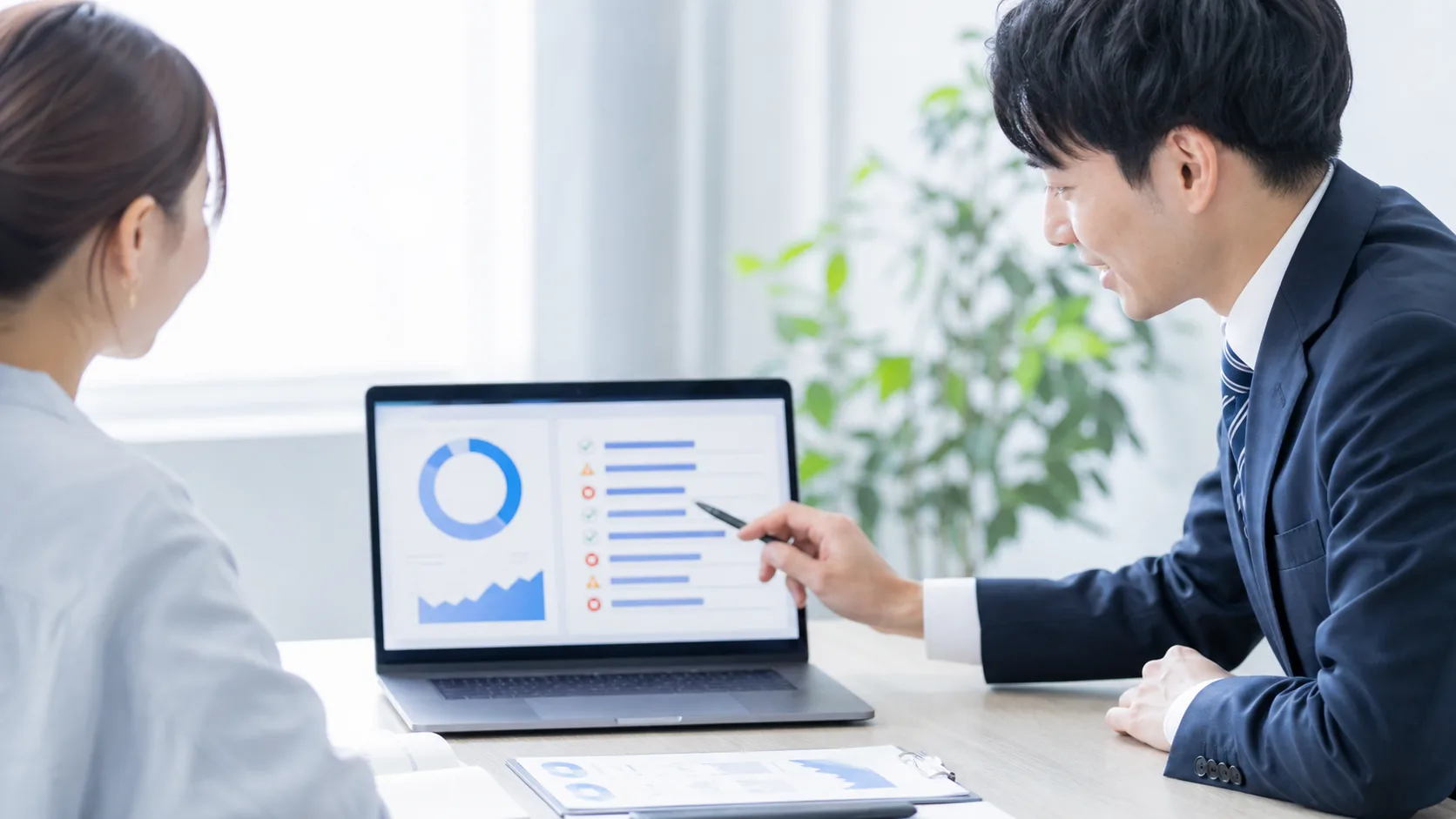 日本人コンサルタントがサイト診断を説明するイメージ